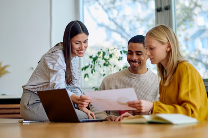 Ein Team spricht gemeinsam über ein Reporting.