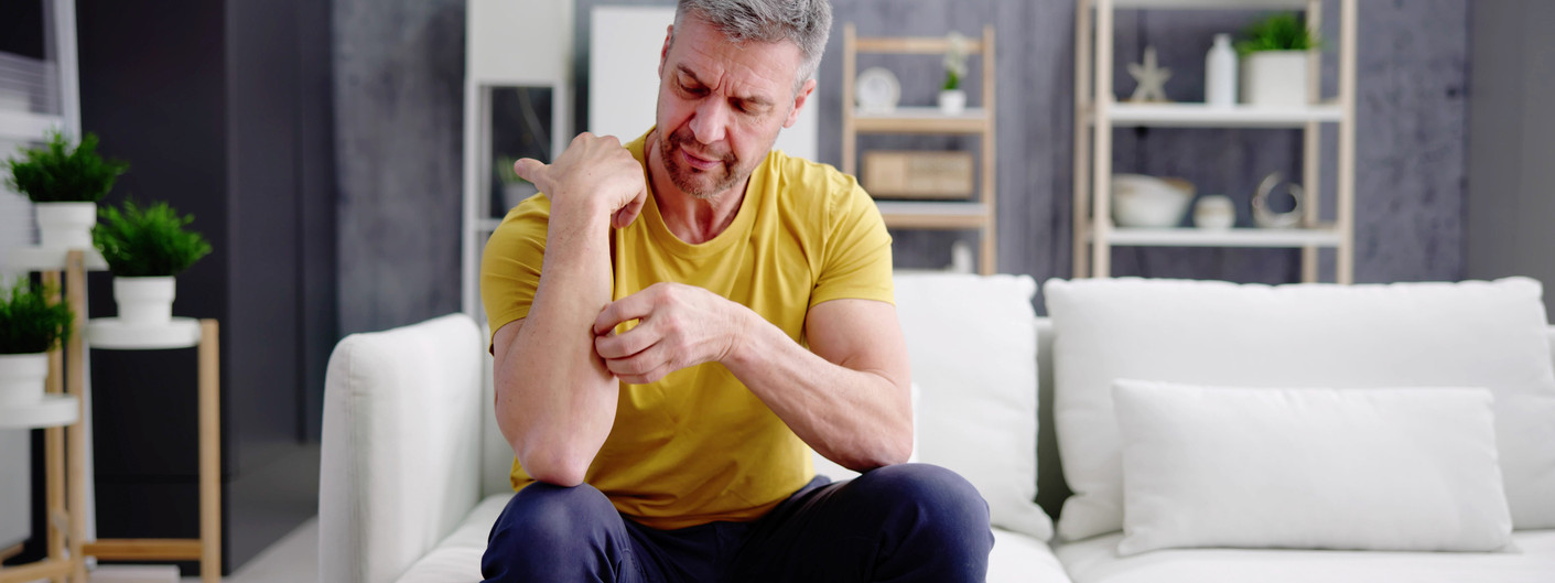 Mann mit juckender Haut