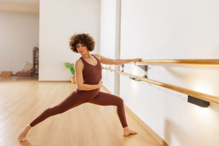 Eine Frau macht Übungen an einer Barre