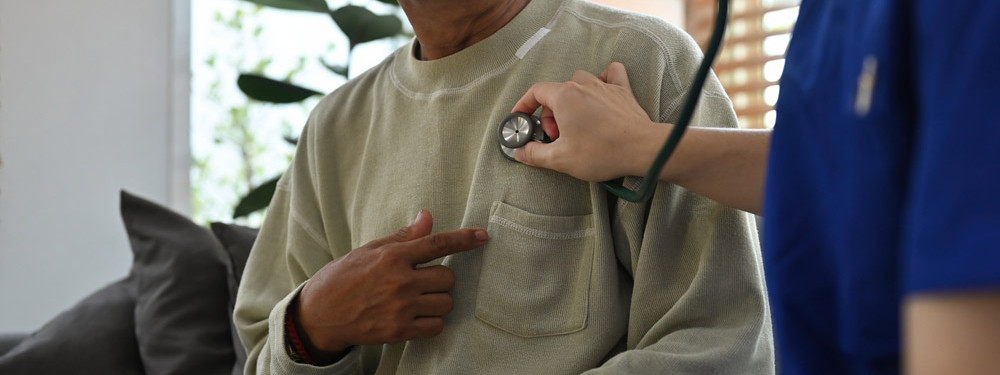 Neue Hautärztin behandelt ein junges Mädchen