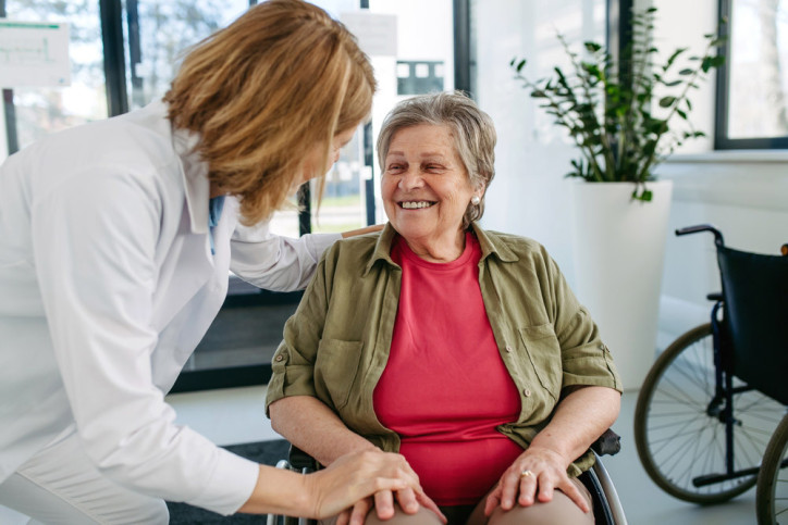 Ein Ärztin besucht eine Patientin mit Demenz