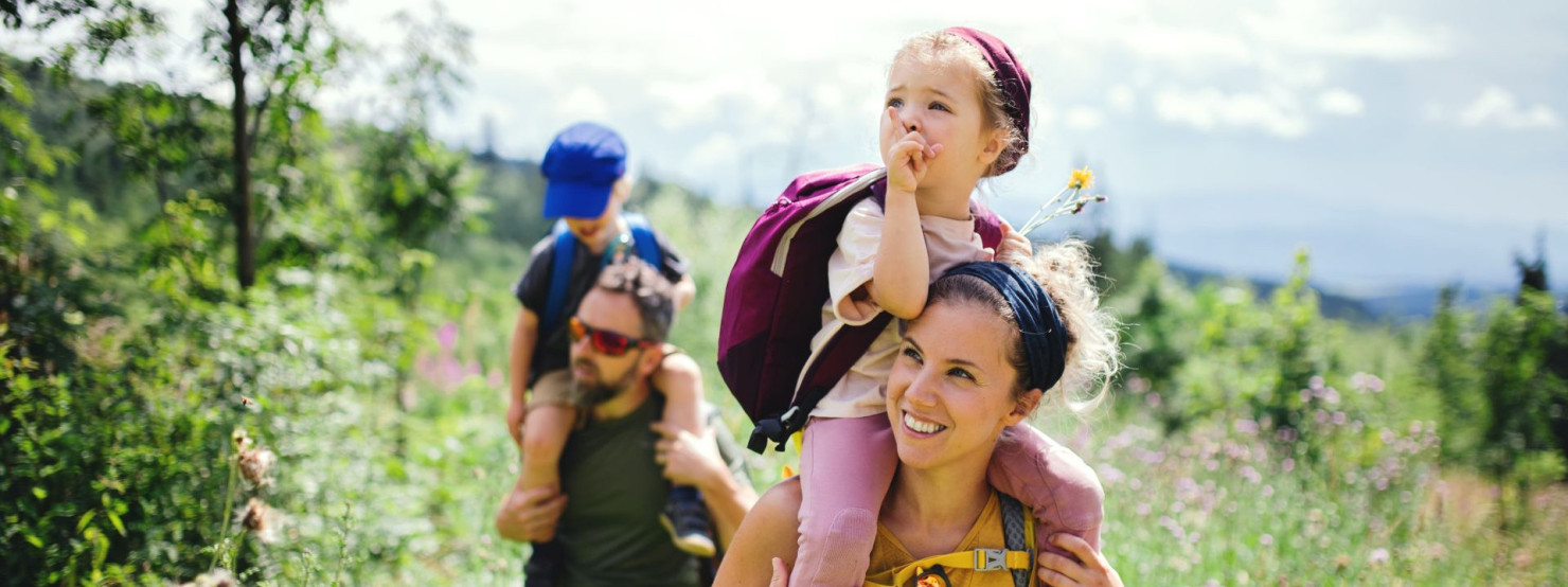 Eine vierköpfige Familie wandert zum Osterspaziergang auf den Brocken im Harz hoch.