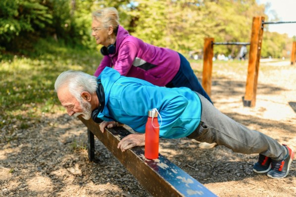 Senioren Ehepaar beim Outdoor-Sport.