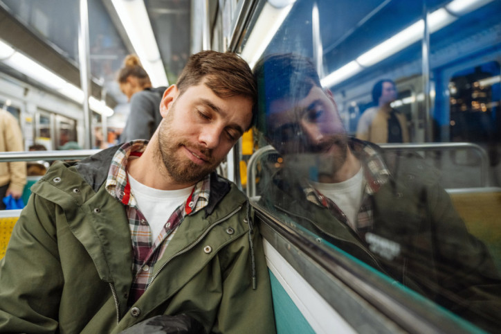 Ein müder Pendler leidet am Winterblues