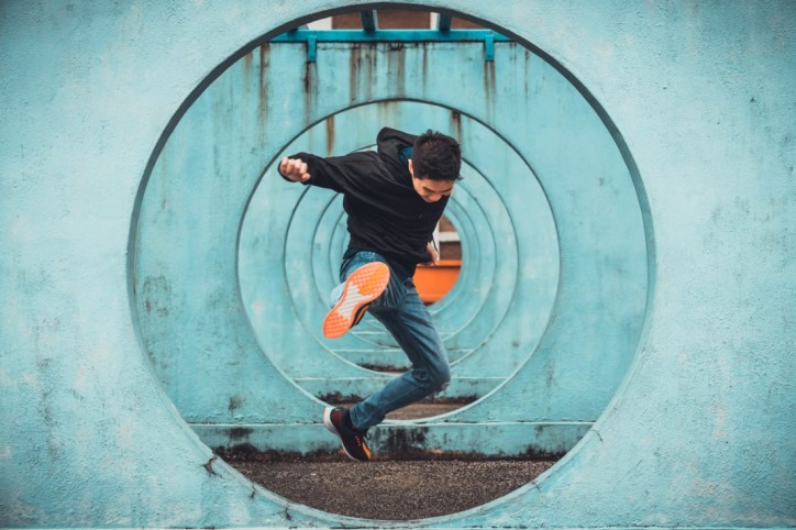Ein junger Mann überwindet Hindernisse beim Parkour