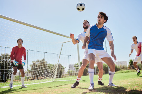 Fußballspieler spielen für den guten Zweck