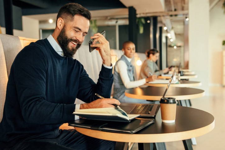 Ein Mann hat durch Job Crafting Freude an der Arbeit