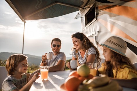 Glückliche Familie macht Urlaub mit einem Wohnmobil
