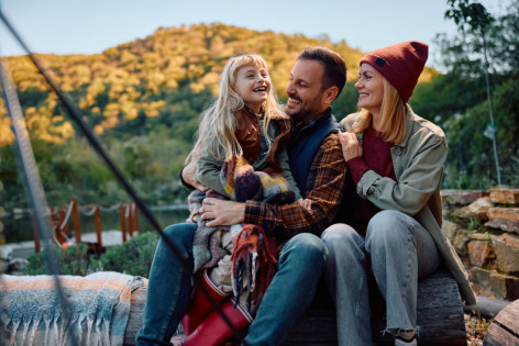 Eine Familie stärkt ihre Gesundheit bei einem Ausflug ins Grüne