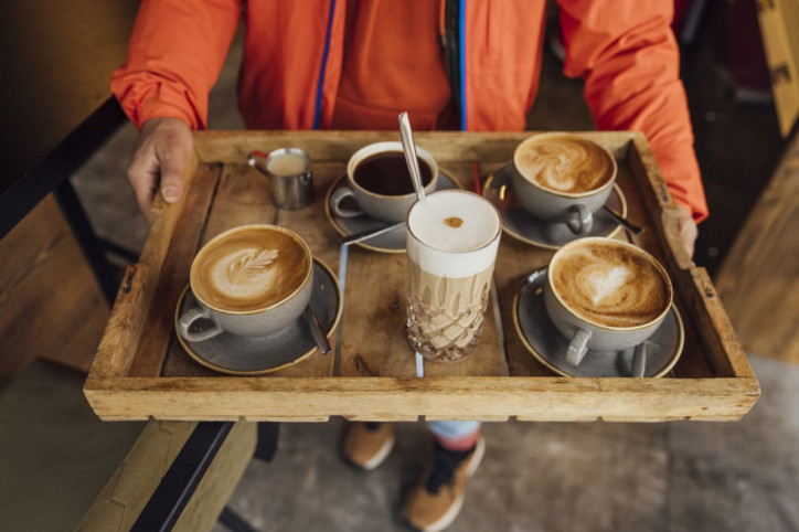 Verschiedene Kaffeespezialitäten auf einem Tablett