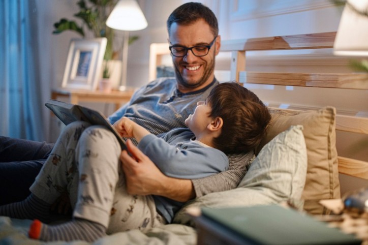 Ein Vater übernimmt die Einschlafbegleitung bei seinem Sohn