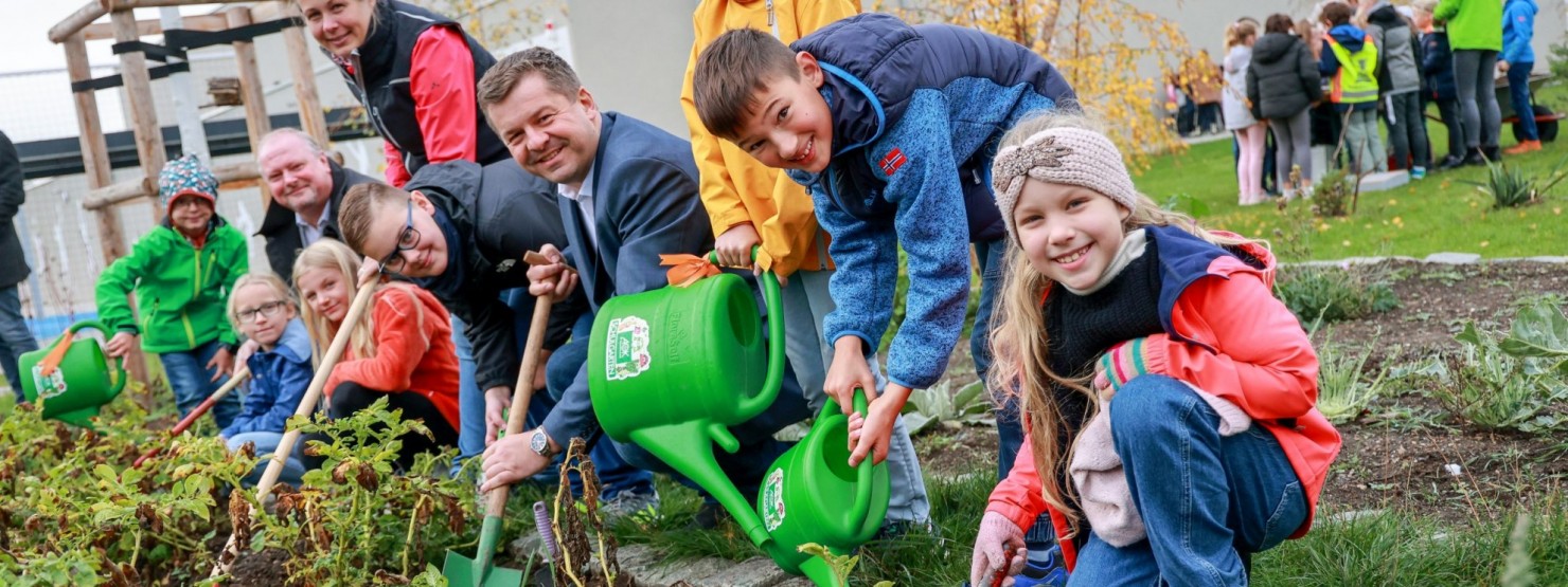 Kinder im Schulgarten