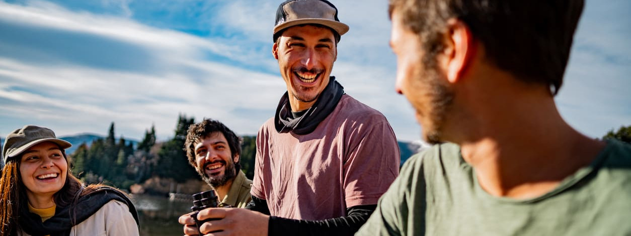 Eine glückliche Freundesgruppe macht Pause beim Aktivurlaub