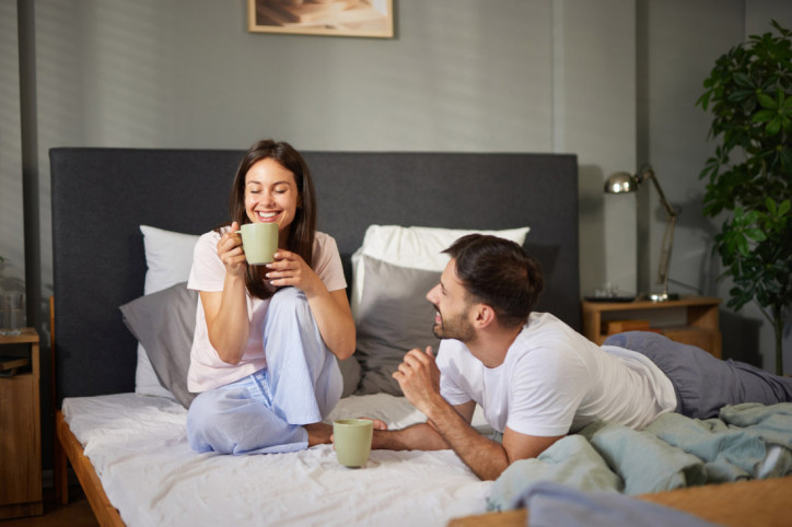 Ein jüngeres Paar tauscht sich offen über Erektionsstörungen aus