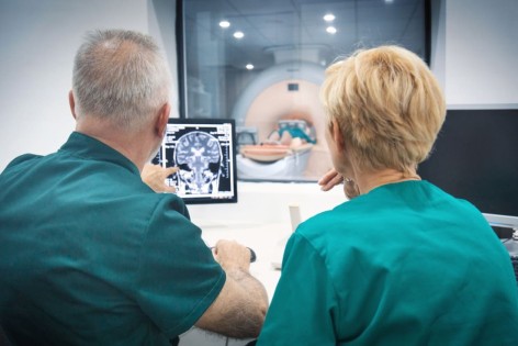 Zwei Chirurgen begutachten eine MRT-Aufnahme