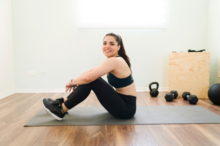 Die gleiche Frau blickt nach dem Faszientraining lächelnd in die Kamera