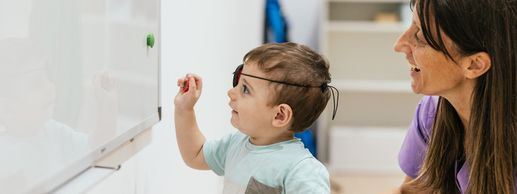 Ein Kleinkind mit Marcus-Gunn-Syndrom trägt eine Augenklappe.