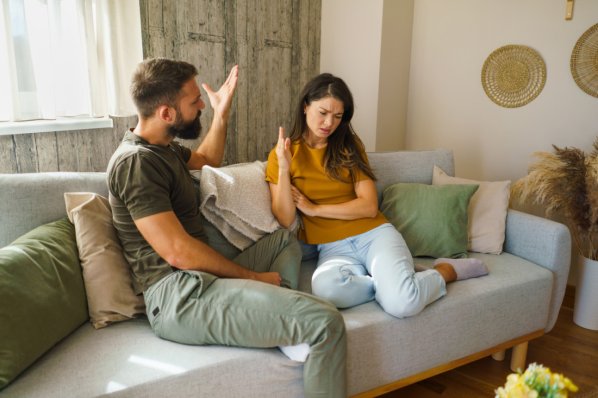 Paar, das sich auf dem Sofa streitet, hat einen Beziehungskonflikt