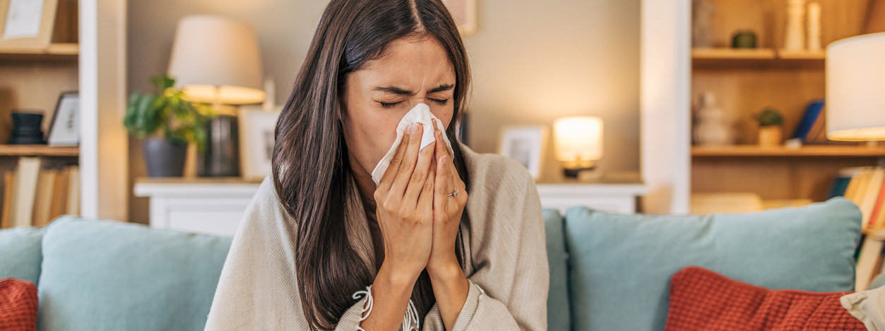 Eine Frau leidet unter einer Grippe