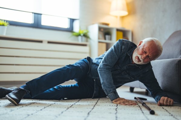 Senior stürzt im Wohnzimmer
