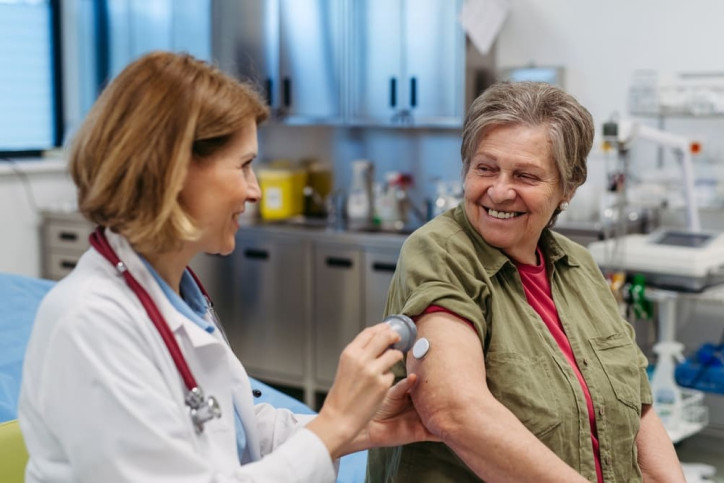 Eine Ärztin behandelt eine ältere Patientin mit Diabetes