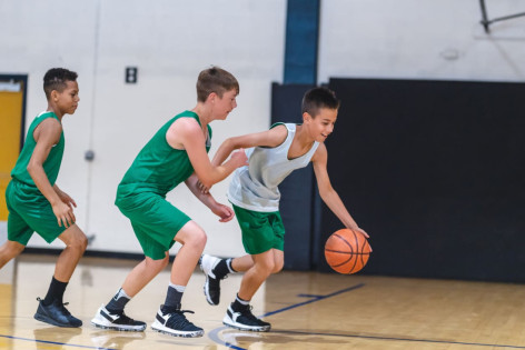 Drei Jungs trainieren beim AOK-Jugendcamp in Weißenfels ihre Basketball-Fähigkeiten