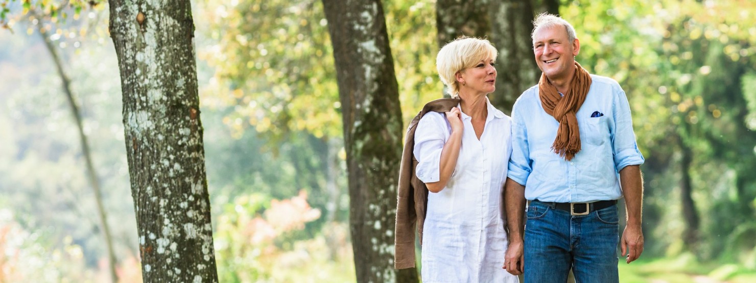 Mann und Frau gehen im Wald spazieren