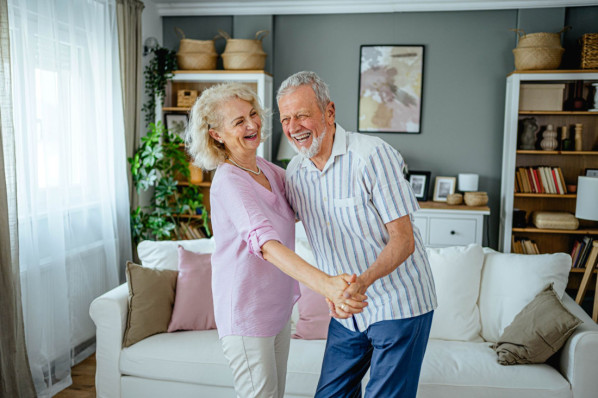 Ein ältere Paar hat sich gegen Grippe impfen lassen