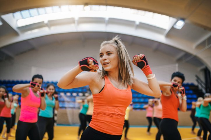 Eine Frau bewegt sich rhythmisch beim Piloxing
