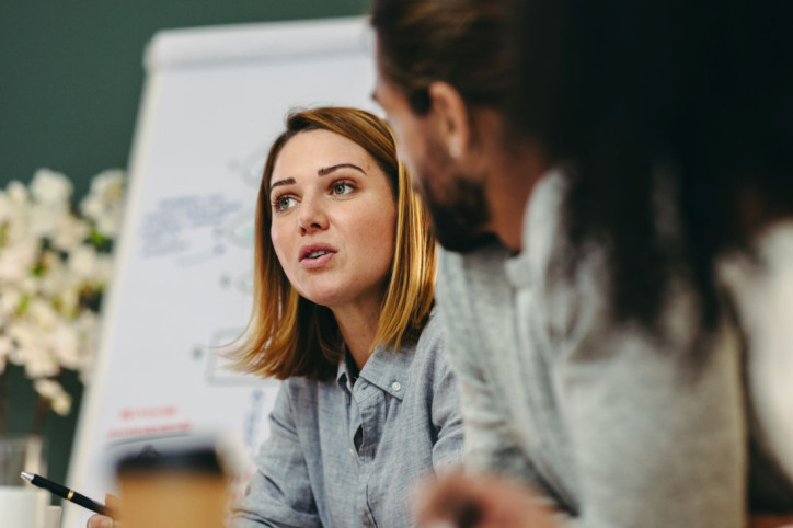 Eine Beschäftigte spricht ihre Bedenken aus.