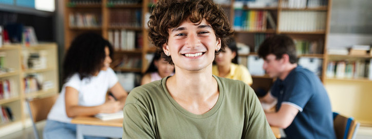 Ein junger Mann tauscht sich zum Beruf der MFA aus