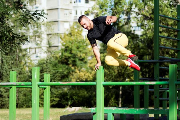 Ein Mann stärkt seine Muskeln beim Parkour