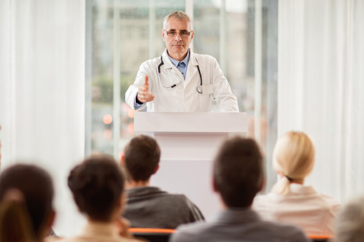 Arzt hält Vortrag im Klinikum Dessau