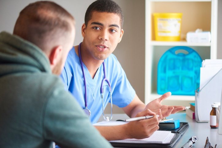 Ein Arzt klärt einen Patienten über Erektionsstörungen auf