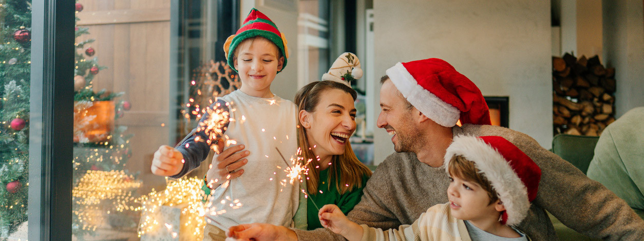 Eine junge Familie genießt stressfreie Weihnachten