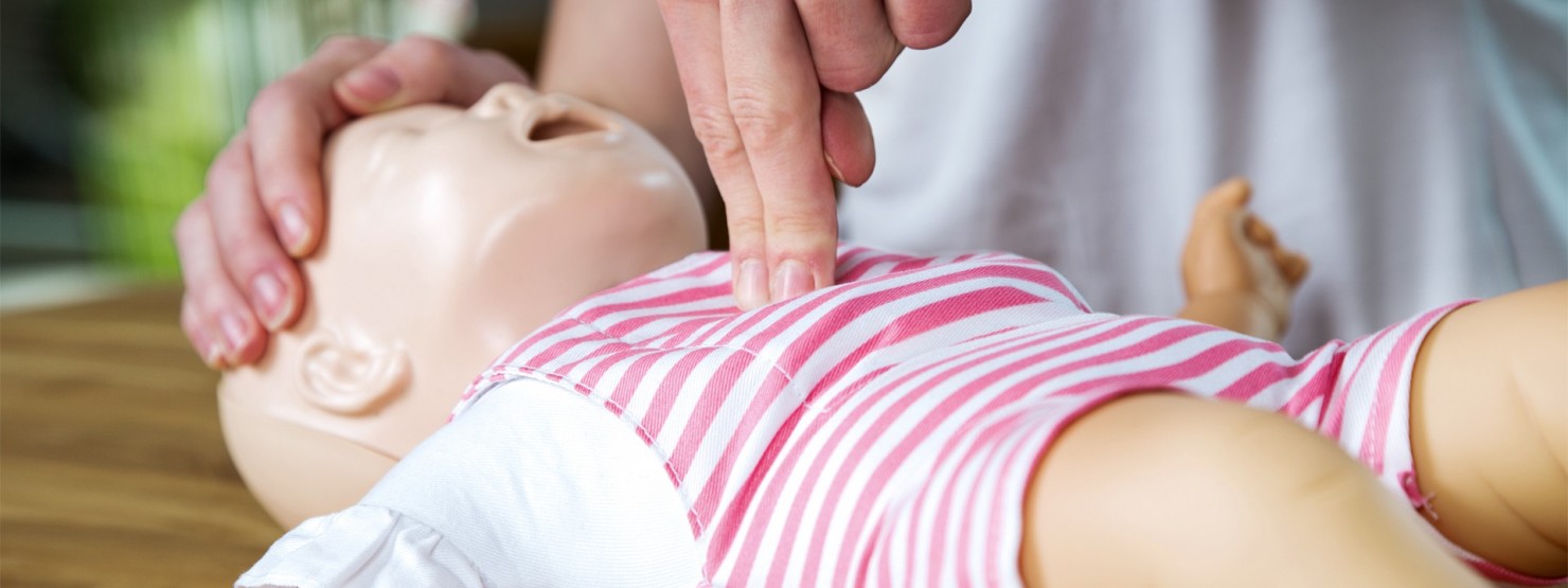 Im Kinder-Erste-Hilfe-Seminar wird gezeigt, wie die Herzdruckmassage bei Kleinkindern vorgenommen wird