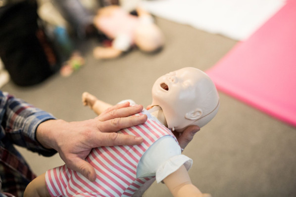 Im Kinder-Erste-Hilfe-Seminar der AOK Sachsen-Anhalt führt Rettungsassistent Elias Becker die Herzdruckmassage bei Kindern an einer Puppe vor.