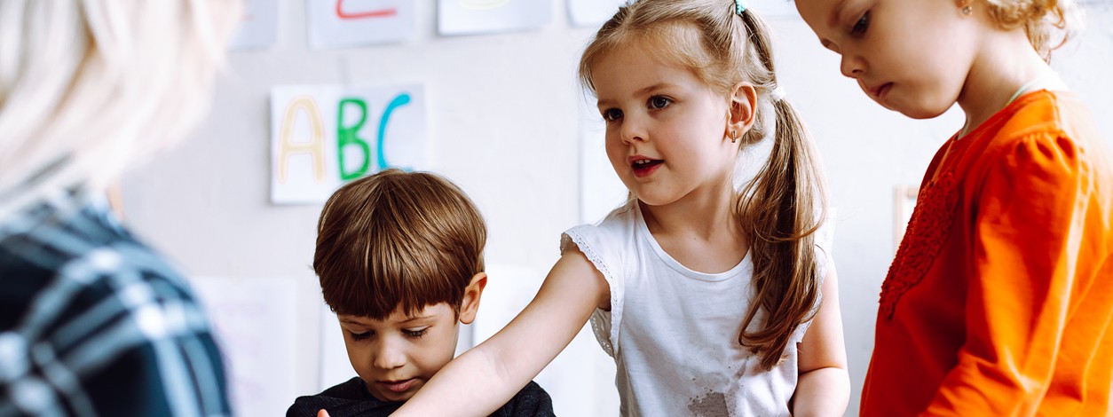 Kinder spielen in einer Kita