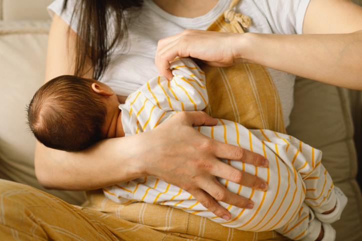 Baby mit Gelbsuchtweist charakteristische gelbe Verfärbung auf