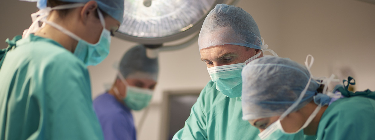 Ärzte im zertifizierten Traumazentrum des BG Klinikum Bergmannstrost operieren einen Patienten.