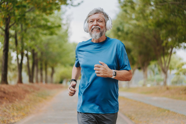 Ein Senior hält sich mit Joggen fit