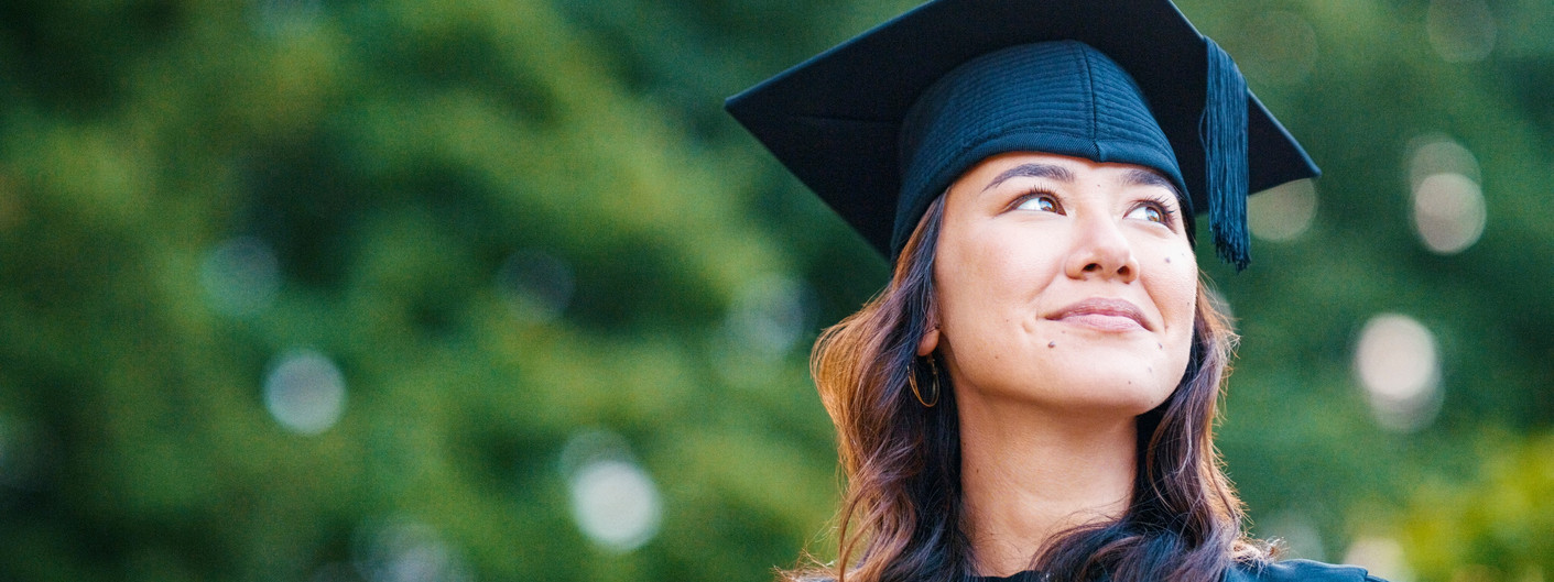 Lächelnde Ärzteabsolventin der Universitätsmedizin Magdeburg