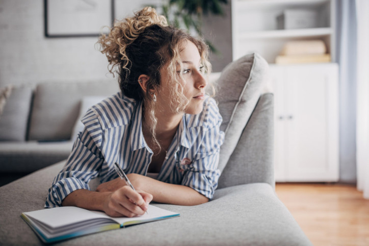 Journaling hilft einer jungen Frau Stress abzubauen