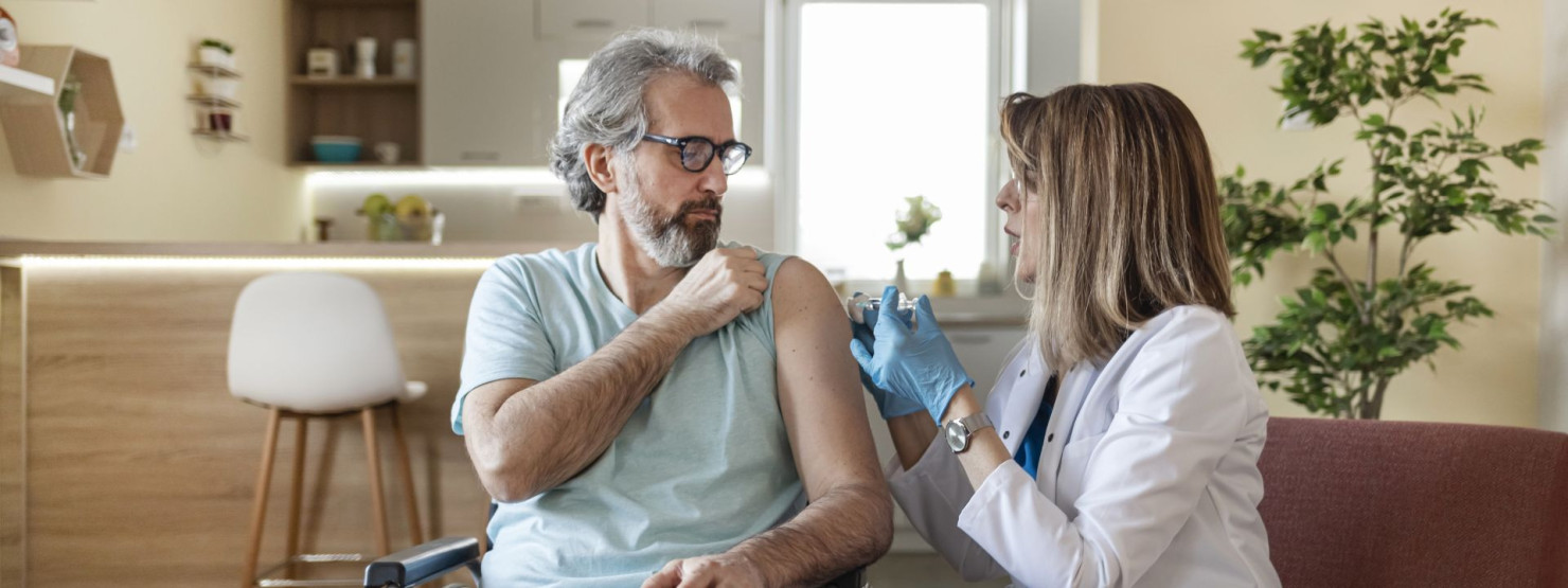 Ein älterer Mann lässt sich gegen Grippe impfen