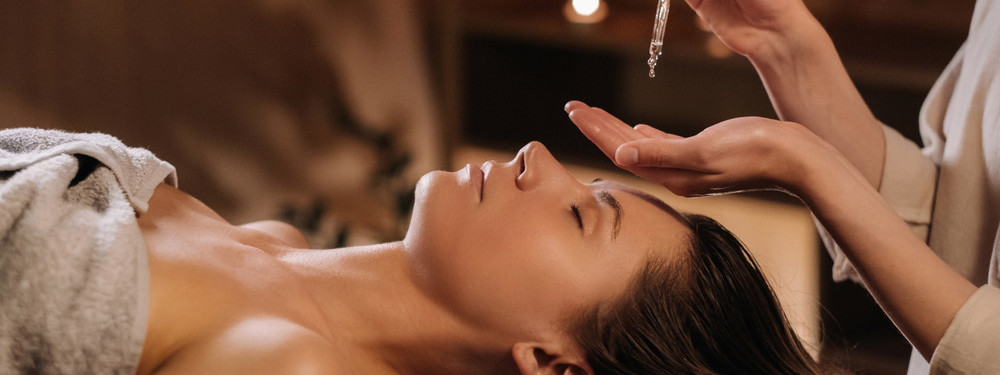 Aromatherapie wird bei einer Frau angewendet