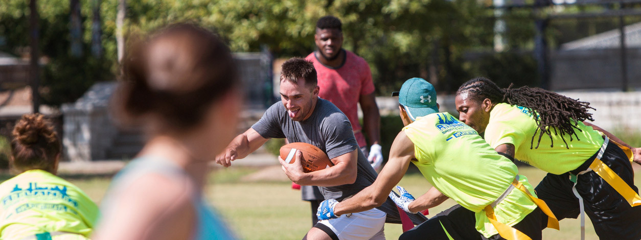 Ein Spieler versucht beim Flag Football einen Down zu erzielen