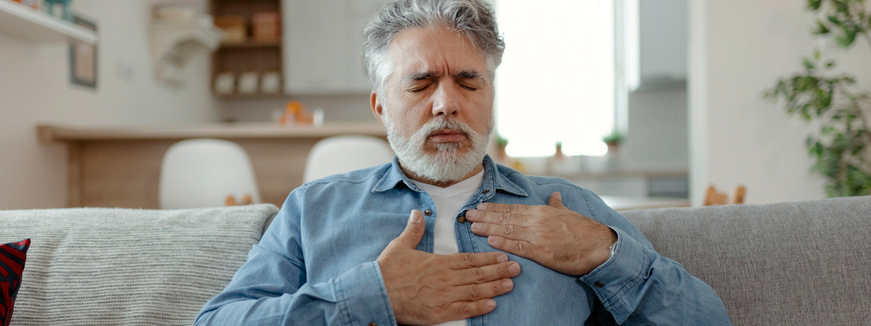 Ein älterer Mann leidet unter dem Holiday-Heart-Syndrom