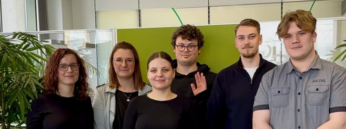 Auszubildende begrüßt Kunden im Kundencenter