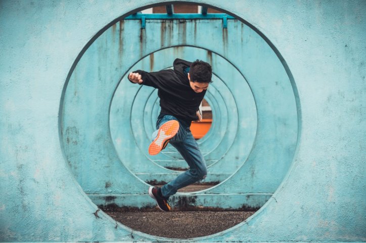 Ein junger Mann überwindet Hindernisse beim Parkour
