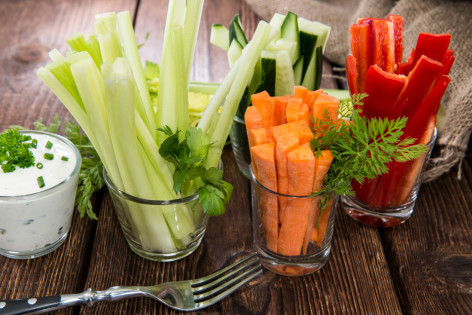 Gläser mit Gemüse-Sticks und einem Joghurt-Dip